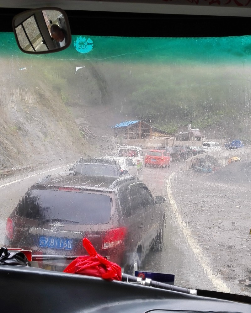 前方塌方，道路抢修中